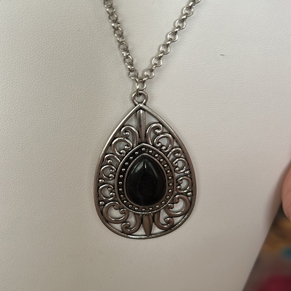 Long silver and black necklace - Picture 2 of 3